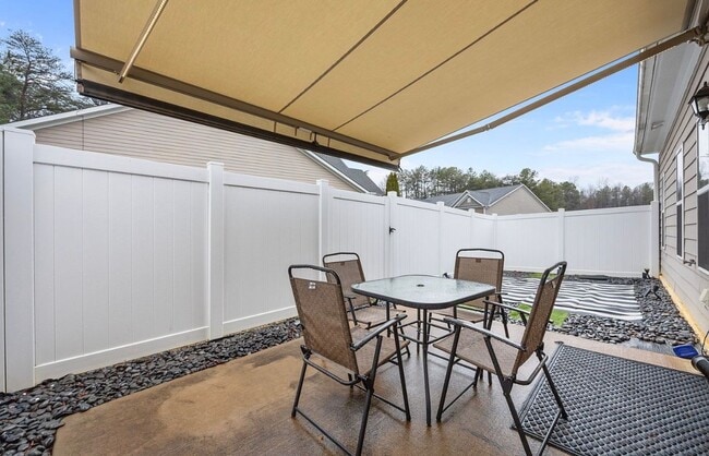 Building Photo - Like New Garden View Townhome in Graham