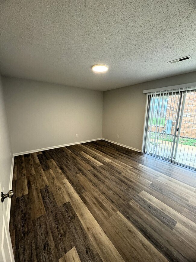 Building Photo - Move-In Special!! 1/2 Off First Month's Rent!!