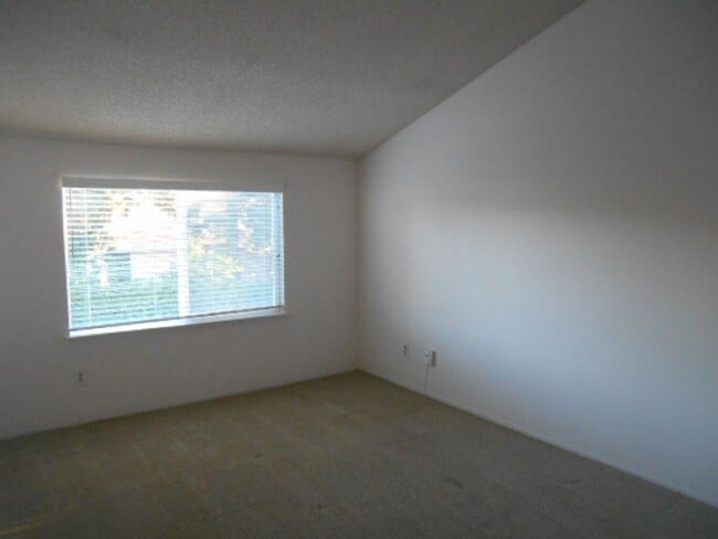 Building Photo - 2 Bed/2 Bath Condo w/Detached 1 Car Garage...