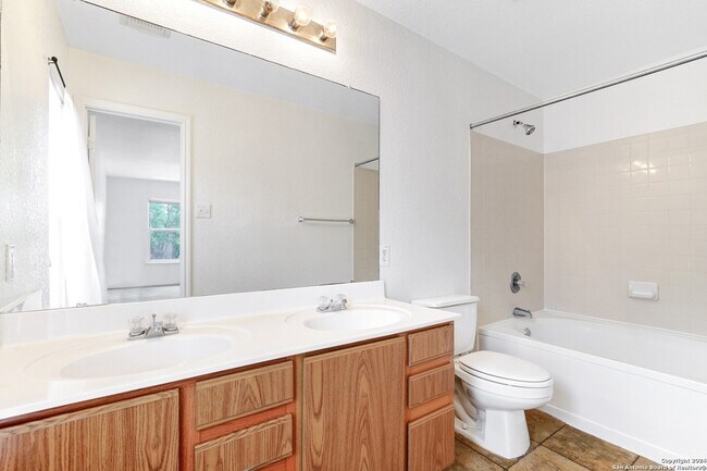 Building Photo - 10106 Amber Flora Dr