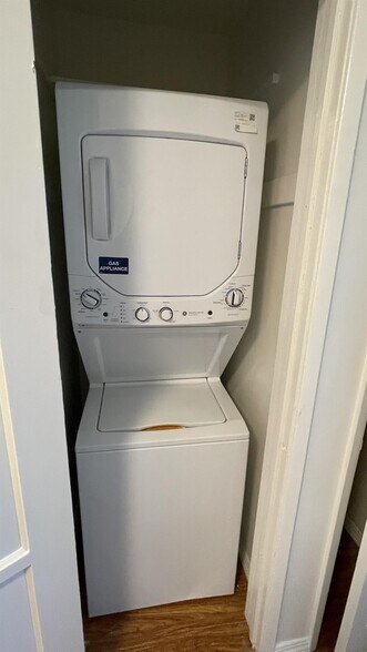 Primary Photo - 2477 Silver Lake Blvd