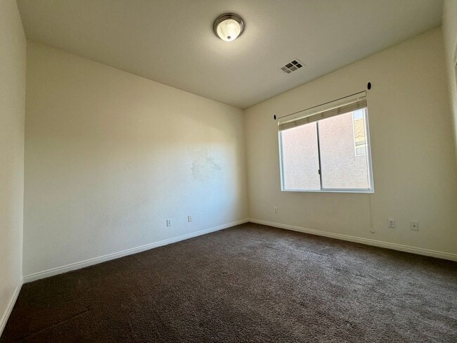 Building Photo - Lovely, large 4 bedroom