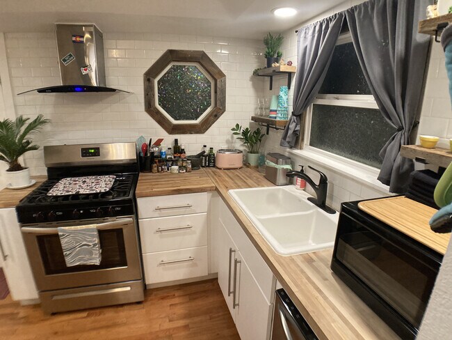 Building Photo - 301 4th St