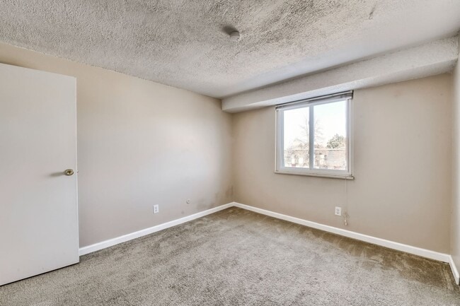 Building Photo - 130 E Highline Cir