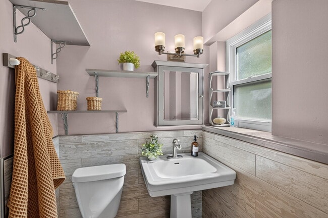 Building Photo - Spacious 4-Bed Oasis with 2 Full Baths