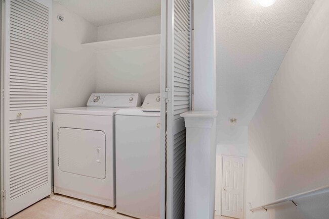 Building Photo - Townhouse for Rent in a Gated Community of...