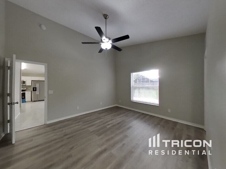 Building Photo - 2355 Island Club Way
