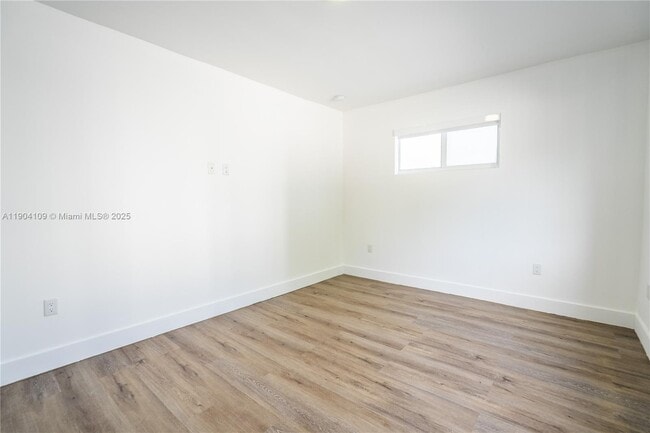 Building Photo - 1850 S Treasure Dr