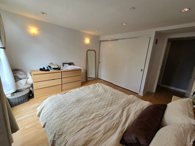 Building Photo - HUGE Stunning Bright 3 bed 2.5 bath loft i...