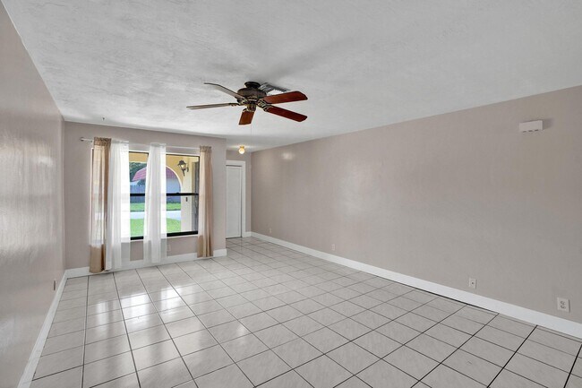 Building Photo - 7010-7012 NW 78th Ave
