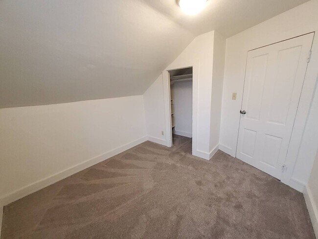 Building Photo - 928 W Kamps Ave