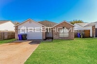 Building Photo - 3037 Pinecrest St