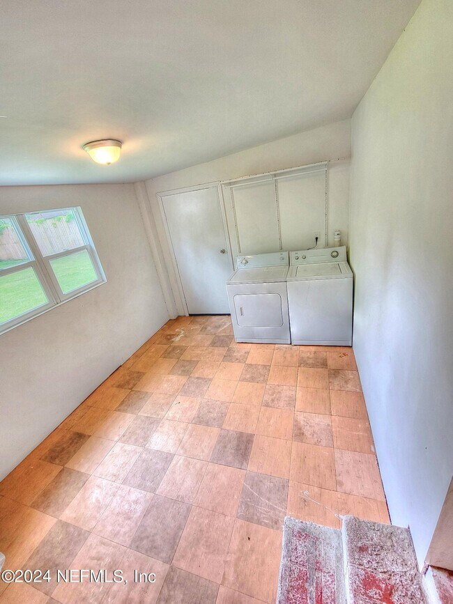 Building Photo - 3919 Skycrest Dr
