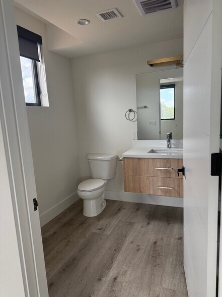 Building Photo - 5923 Laurel Canyon Blvd