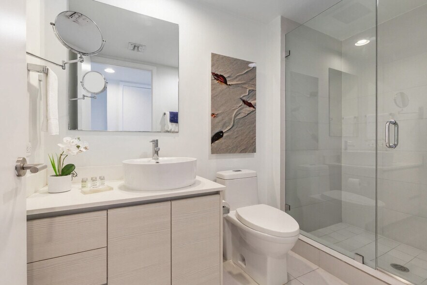Building Photo - 2602 E Hallandale Beach Blvd