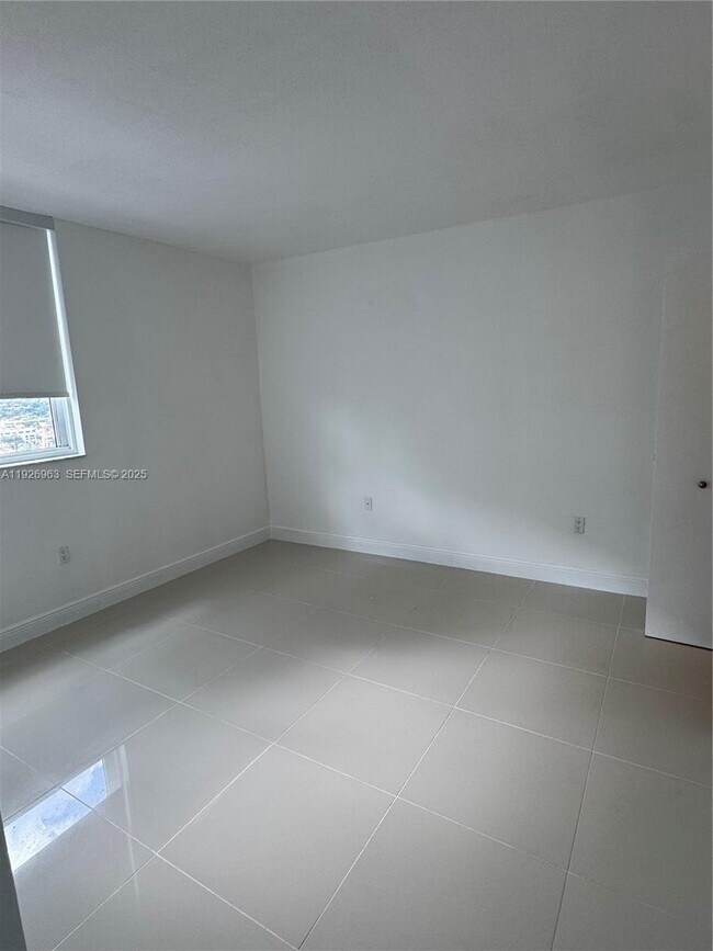 Building Photo - 1861 NW S River Dr