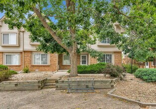 Building Photo - $1,775 - 2 Bed, 2.5 Bath End Unit in Auror...