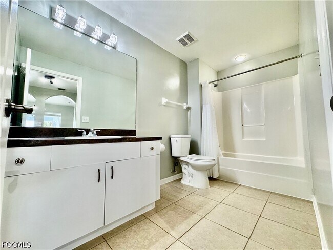 Building Photo - 714 Knox Ave S