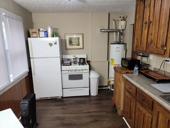 Building Photo - 3 bed, 1 bath single family home