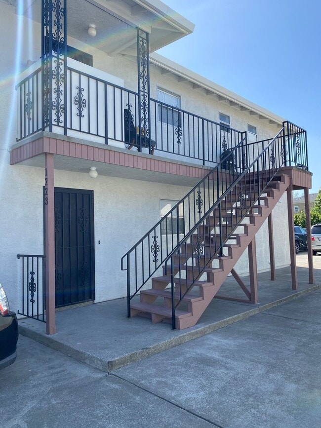 Building Photo - 3 bedroom unit with private laundry. 2 OFF...