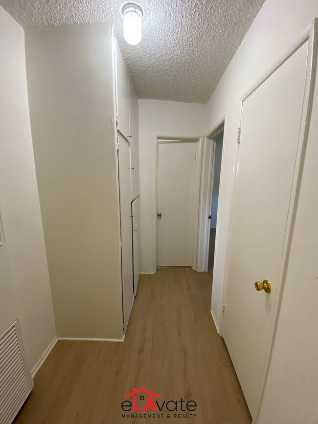 Interior Photo - 11816-11820 Chandler Blvd