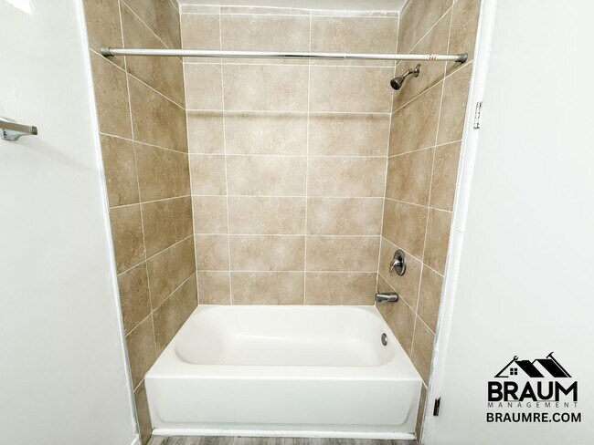 Building Photo - 15546 Vanowen St