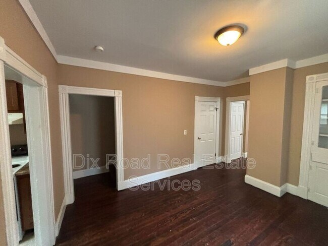 Building Photo - 411 Millikin St