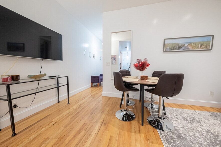 Building Photo - 230 W 113th St