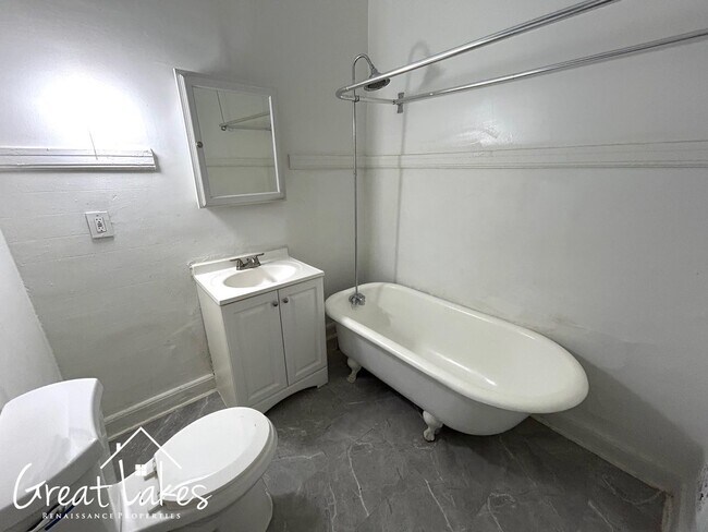 Building Photo - Cozy 2 Bedroom 1 Bathroom now available for rent!
