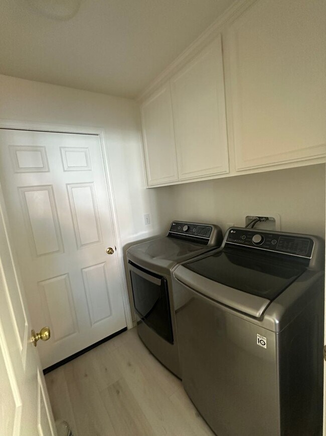 Building Photo - Significant rent reduction! Beautiful home in gated golf course community