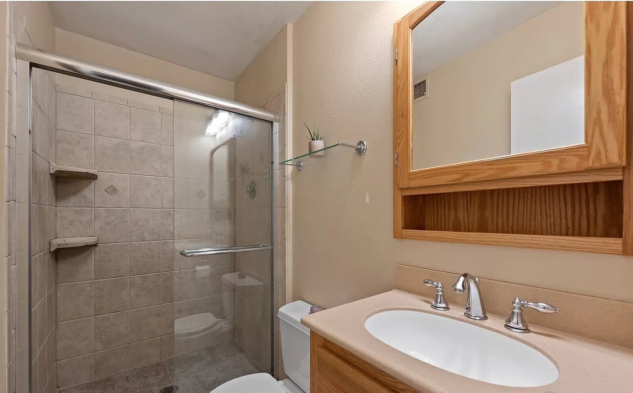 bathroom 1 - 860 W Moorhead Cir