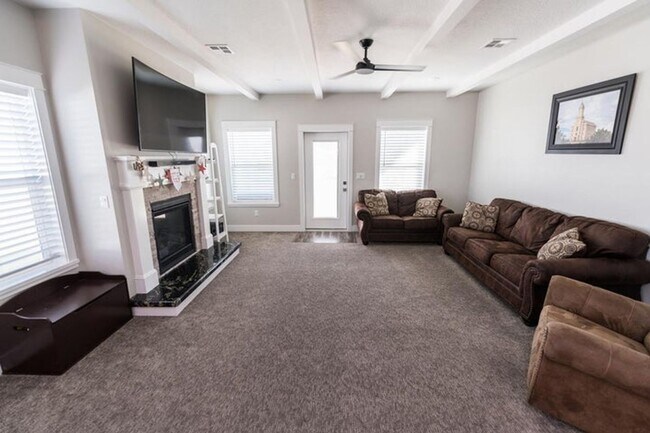 Building Photo - 4 Bed - 2.5 Bath Single Family Home Cimarr...