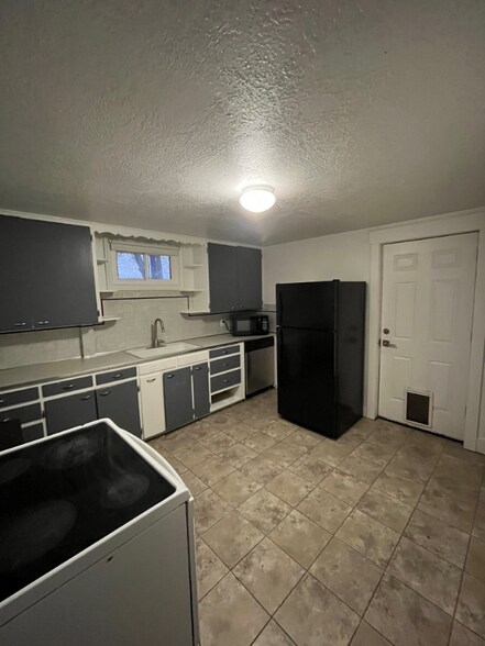 Building Photo - 534 S Main St