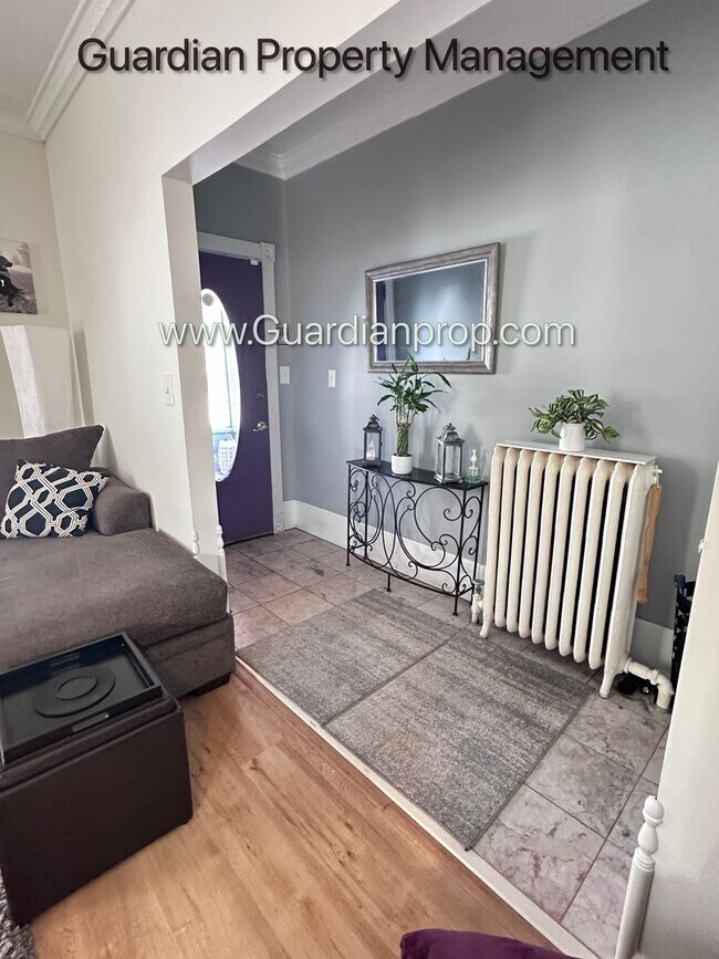 Building Photo - Linden Hills Upper Level Duplex, Sunroom, In Unit Laundry, Dishwasher