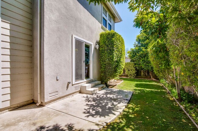 Building Photo - Awesome Home Located in a Quiet Tree Line Neighborhood