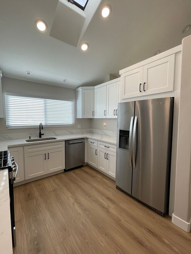 Building Photo - Amazing renovated 4 bedroom 2 full bath si...