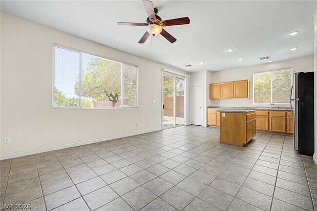 Building Photo - 2392 Predera Ave