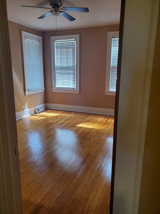 Building Photo - 622 W King Ave