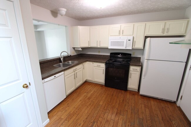 Building Photo - 2 Bedroom 1 and half Bathroom Single Family House