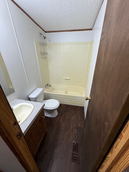 Building Photo - 408 Mooney St