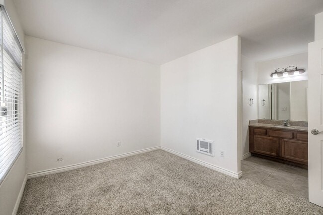 Building Photo - Gated Community - Ready To Go