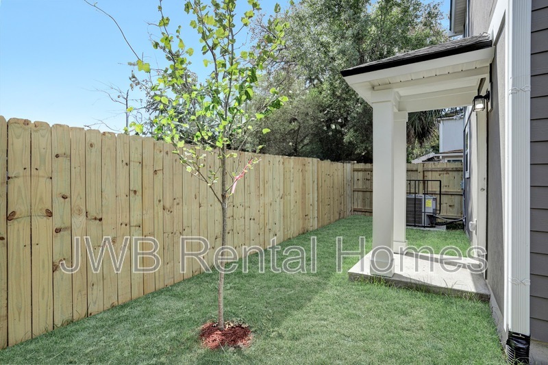 Building Photo - 863 Ionia St