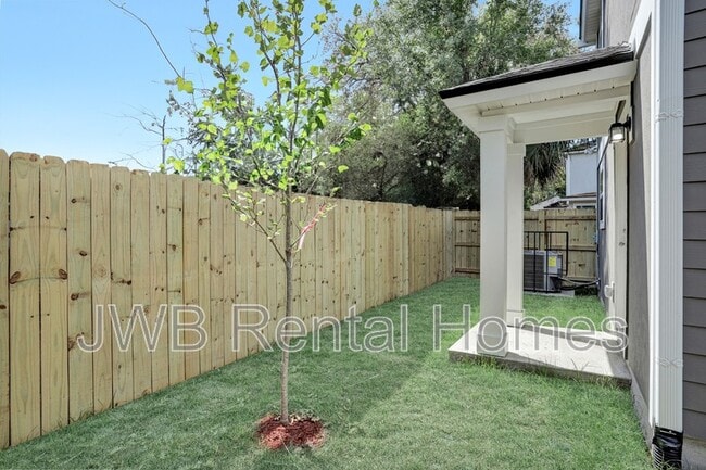 Building Photo - 863 Ionia St