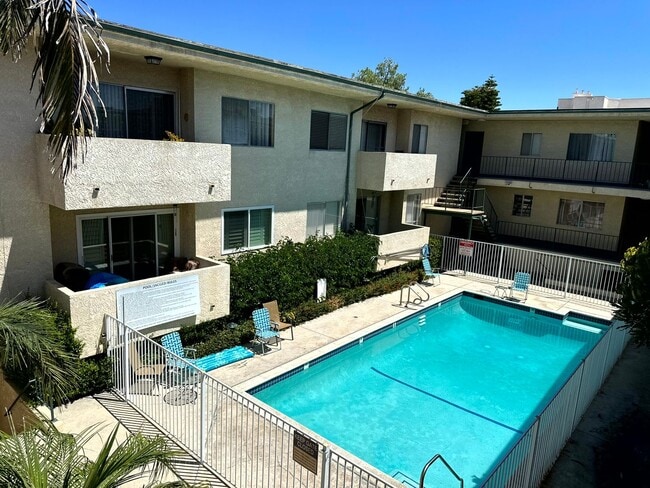 Building Photo - Spacious Upper level 1 bed -1 bath with parking and pool in Encino