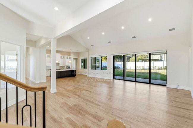 Building Photo - 705 Largovista Dr
