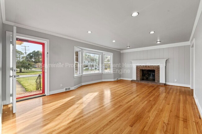 Building Photo - 4900 Briarwood Ln