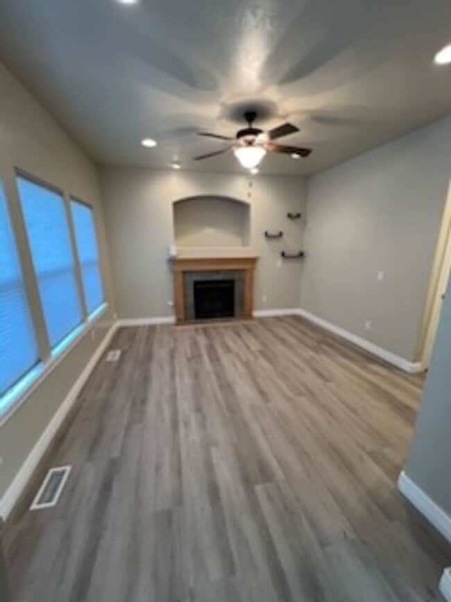 Building Photo - Pet Friendly Beautiful 3 Bed 3.5 Bath in R...