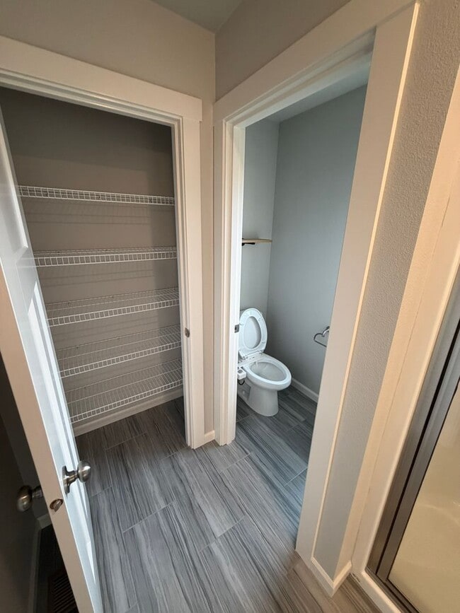 Building Photo - Must See Large Home in HOA Neighborhood!