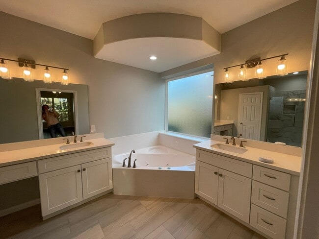 Building Photo - 9323 Willow Crossing Dr