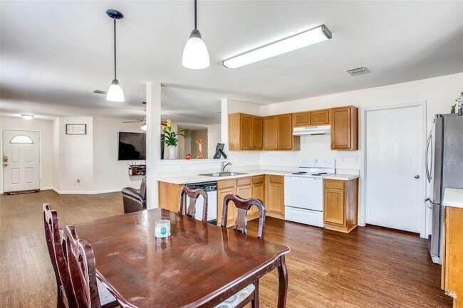 Building Photo - 5005 Village Stone Ct